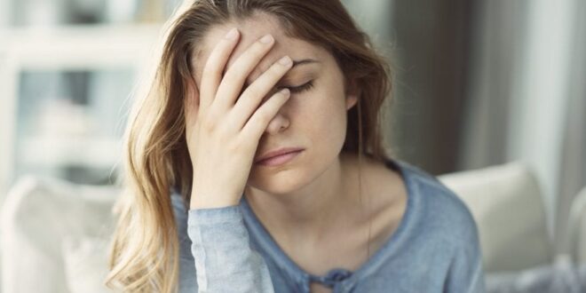 متى يكون الصداع علامة على الإصابة بفيروس كورونا؟