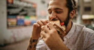 تلك الوجبة غير لذيذة إلى هذا الحد، كل ما في الأمر أنك جائع جداً! إليك كيف يؤثر الجوع على مذاق الطعام