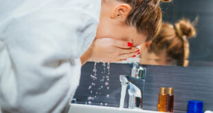 عادات سيئة تضر البشرة.. أبرزها الاستحمام بالماء الساخن