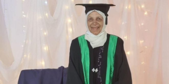أُم سهيل” تصنع الحدث بفلسطين.. حققت حلم التخرج في الجامعة وهي بالـ85 من عمرها