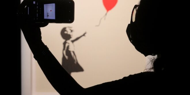 اللوحة التي “مزقت نفسها” تُعرض مجدداً في مزاد.. عمل بانكسي قد يباع بـ8 ملايين دولار