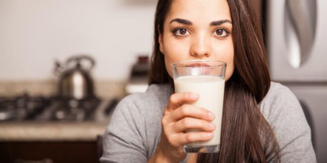 طبيب يدحض خرافة شائعة حول شرب الحليب