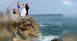 عروسان أيرلنديان يحتفلان بزواجهما بالقفز فى البحر بملابس الزفاف