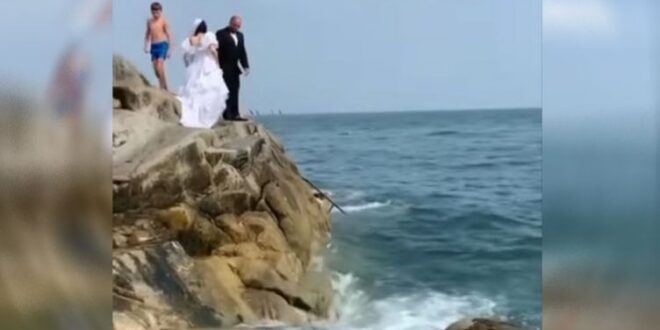 عروسان أيرلنديان يحتفلان بزواجهما بالقفز فى البحر بملابس الزفاف