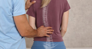 له عدة أنواع وفقاً لدرجة الانحناء وتأثيره على شكل الجسم.. تعرَّف على أسباب تقوس الظهر وخيارات العلاج