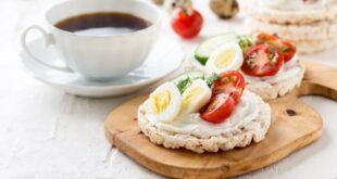 مقبلات رايس كيك بالجبن والبيض