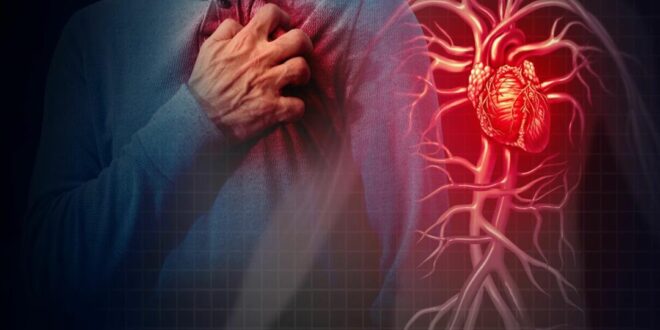 أعراض تشير لاحتشاء عضلة القلب.. منها التنميل والم الكتفين