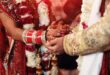 رجل يبيع زوجته مقابل وجبة عشاء وهاتف محمول! منحها لمسن بعد شهرين من زواجهما فقط