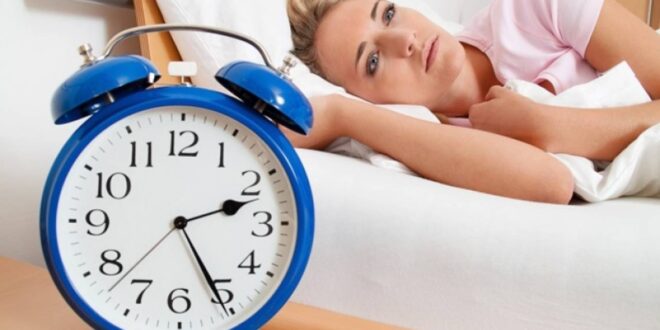 4 عادات ومشاكل صحية تسبب الاستيقاظ والأرق أثناء النوم