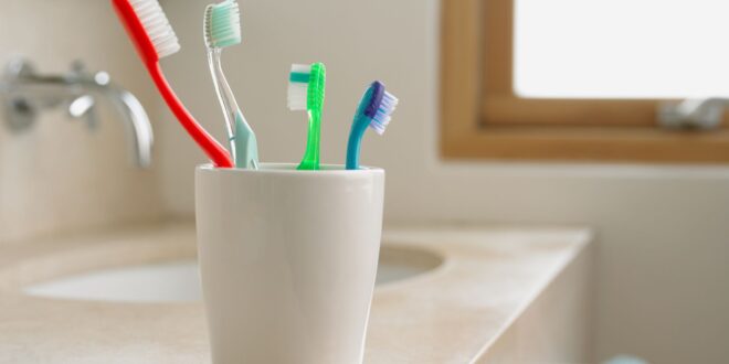 أبرزها فرشاة الأسنان.. 5 أشياء لا تتركها في الحمام