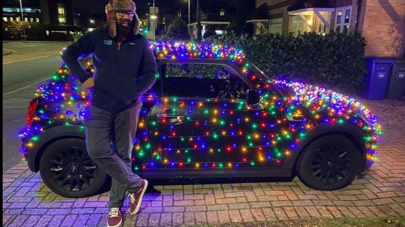 بريطاني يزين سيارته بـ 2000 مصباح لجمع تبرعات للجمعيات الخيرية