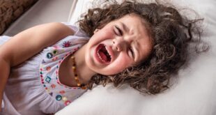 سلوك صادم لكنه في الحقيقة وسيلة تعبير عن النفس.. لماذا يقوم الطفل بضرب نفسه أحياناً؟