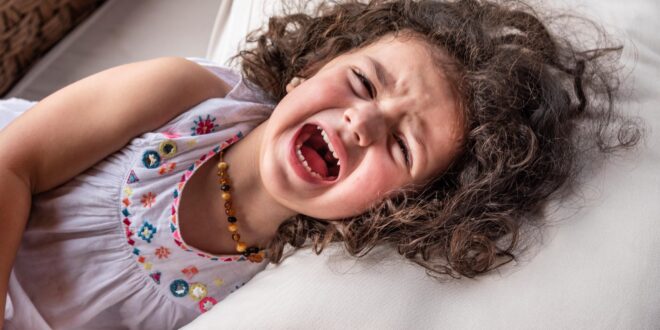 سلوك صادم لكنه في الحقيقة وسيلة تعبير عن النفس.. لماذا يقوم الطفل بضرب نفسه أحياناً؟