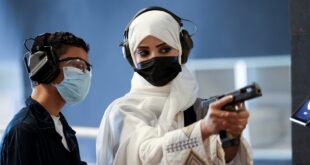 شابة سعودية تقتحم مجالاً يهيمن عليه الذكور.. تُدرب أشخاصاً على استخدام السلاح وفصولها تشهد إقبالاً