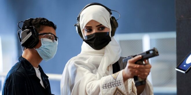 شابة سعودية تقتحم مجالاً يهيمن عليه الذكور.. تُدرب أشخاصاً على استخدام السلاح وفصولها تشهد إقبالاً