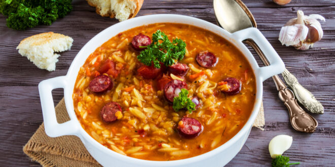 شوربة السجق بالصلصة