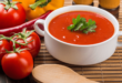 شوربة الطماطم المشوية بالأعشاب وزيت الزيتون
