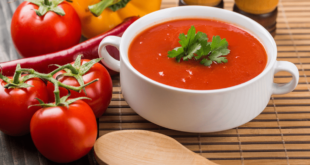 شوربة الطماطم المشوية بالأعشاب وزيت الزيتون