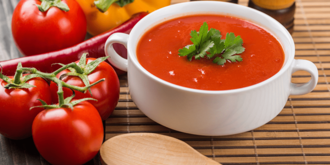 شوربة الطماطم المشوية بالأعشاب وزيت الزيتون