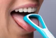 ما هو كشط اللسان، ولماذا يتوجب عليك إضافته إلى روتينك اليومي؟
