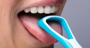 ما هو كشط اللسان، ولماذا يتوجب عليك إضافته إلى روتينك اليومي؟