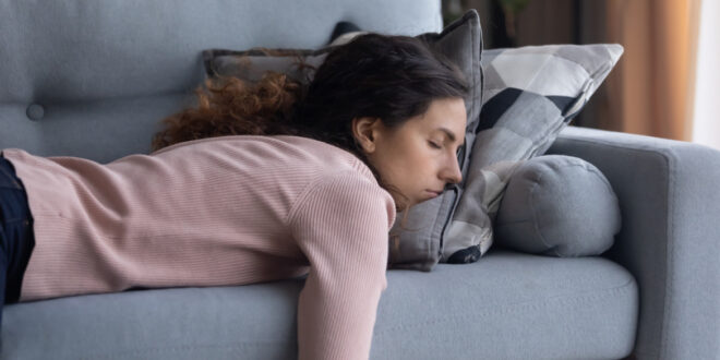 8 خطوات لعلاج الشعور اليومي بالتعب والإرهاق دون الحاجة لتناول المنشطات أو مشروبات الطاقة