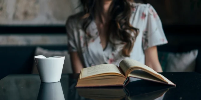 القراءة بصورة يومية قد تكون هدفك للعام الجديد.. إليك فوائد الاستمرار وكيف تلتزم يومياً بها