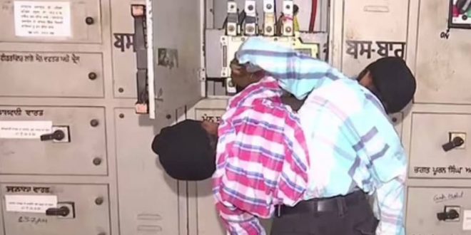 توأم هندى ملتصق يحصلان على أول وظيفة لهما بعد19عامًا من تخلى والديهما عنهما