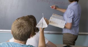 لماذا يختلف سلوك الأطفال في المنزل مقارنةً بالمدرسة؟