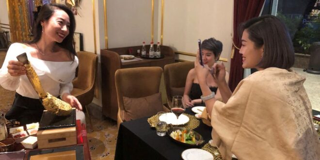 مطعم فيتنامى يقدم قطعة لحم بالذهب مقابل 45 دولارًا