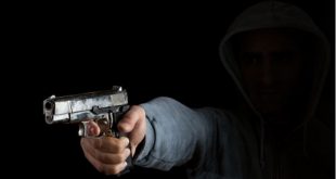 الإفراج عن أمريكي قضى 20 عاماً في السجن بسبب جريمة قتل لم يرتكبها.. شقيقه التوأم أقر بفعلها