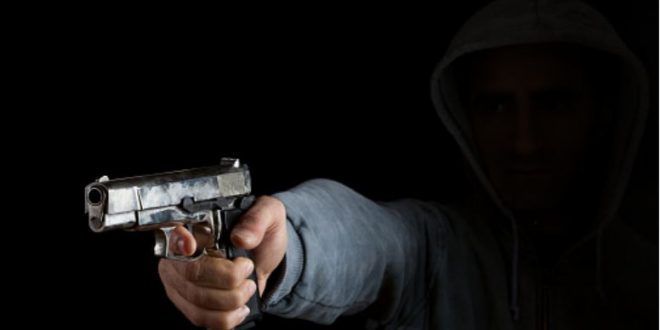 الإفراج عن أمريكي قضى 20 عاماً في السجن بسبب جريمة قتل لم يرتكبها.. شقيقه التوأم أقر بفعلها