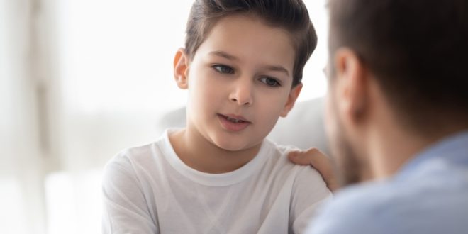 الشعور بالعُزلة وعدم الانتماء والتقدير.. كيف يؤثر عدم الشعور بالحب في الطفولة على بقية حياة طفلك؟