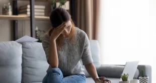 المقارنة مع الآخرين سلاح ذو حدين.. يمكن استخدامه للنمو وتطوير الذات لكن بشروط