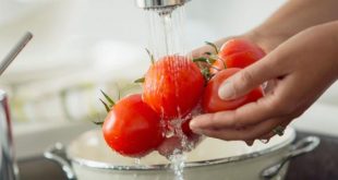بعضها يحتاج التفريش القاسي لكي تضمن نظافتها.. فما هي الطريقة المثلى لغسل الخضراوات والفواكه