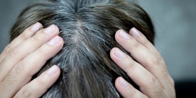 بمواد طبيعية لا تضر شعرك.. 8 وصفات منزلية فعّالة لتغطية الشيب دون صبغة