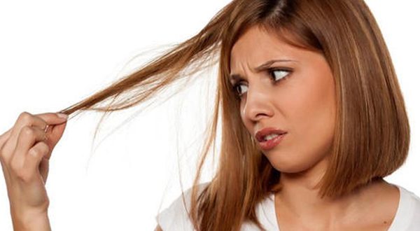 تُسبّب التقصف والتساقط والتلف.. 7 أخطاء نرتكبها عند تصفيف الشعر