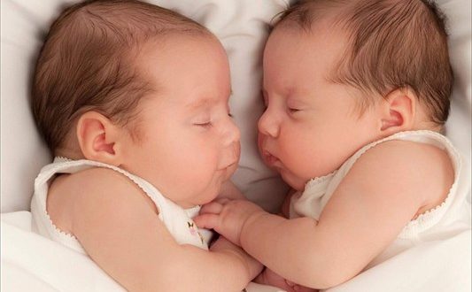في حدث نادر من نوعه.. ولادة توأم في عامين مختلفين