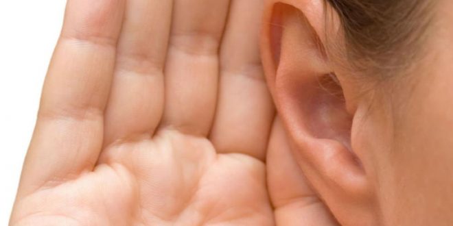 قد يكون السبب وراثياً أو سلوكيات شائعة في العائلة.. كيف نحافظ على حاسة السمع؟