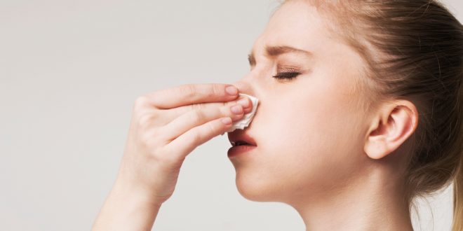 لا ترفع رأسك أبداً.. أسباب نزيف الأنف المفاجئ والطرق السليمة لعلاجه