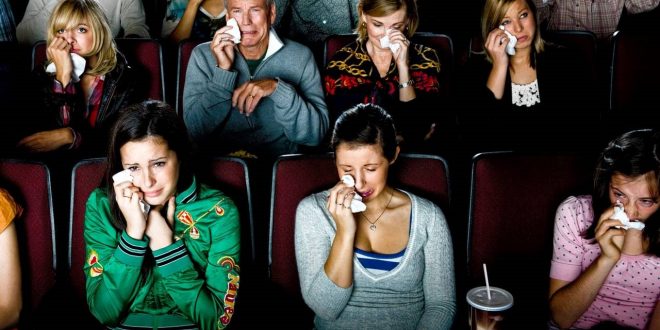 لست وحدك من يحب هذه “الكآبة”! لماذا نحب مشاهدة الأفلام الحزينة رغم أحداثها المأساوية؟