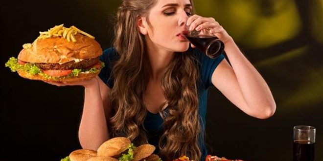 لماذا نأكل كثير في الشتاء على عكس أيام السنة؟ تعرف على الأسباب وكيف يمكن معالجة هذه العادة