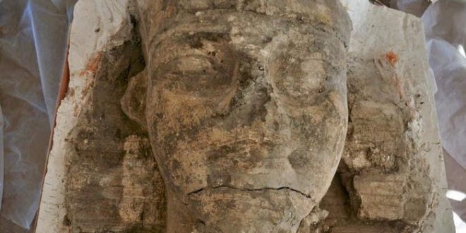 مصر تعلن عن اكتشاف تمثالين عملاقين على هيئة “أبو الهول” جنوبي البلاد..