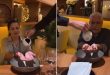 مطعم يقدم الشوكولاتة بطريقة غريبة ويصبها سائلة على أيدي الزبائن