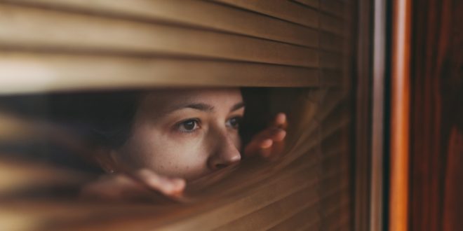 نشعر بفقدان السيطرة وتصيبنا الأفكار السوداوية والتشاؤم.. لماذا نميل إلى الخوف مما نجهل؟