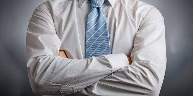 6 إشارات للغة جسدك تترك انطباعًا سلبيًا عنك .. النظر بطرف العين الأسوأ