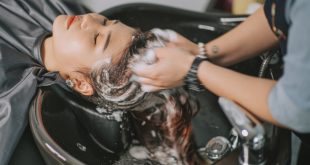 صحِّحي معلوماتك: نتف الشعر الأبيض لا يضاعف عدده.. إليك 9 خرافات عن الجمال