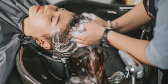 صحِّحي معلوماتك: نتف الشعر الأبيض لا يضاعف عدده.. إليك 9 خرافات عن الجمال