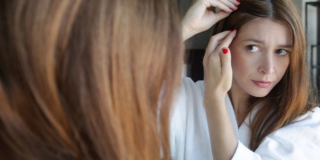 صحِّحي معلوماتك نتف الشعر الأبيض لا يضاعف عدده.. إليك 9 خرافات عن الجمال