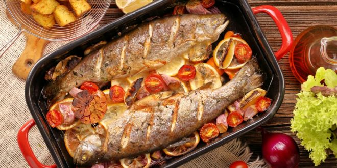 صينية سمك بالخضار بالفرن